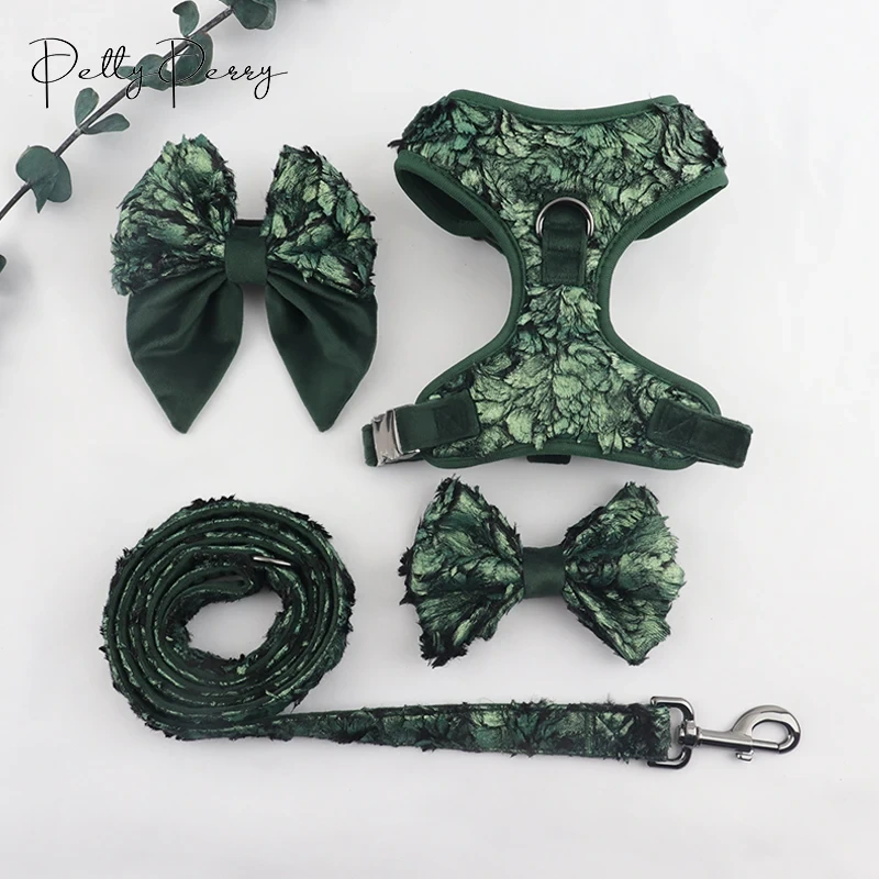 Pet Industry Lo &uacute;ltimo en felpa bronceadora personalizada, venta al por mayor, juego de arn&eacute;s para perros de terciopelo de invierno, arn&eacute;s de collar para mascotas de lujo ajustable, juego de pajarita con correa, combo de 4 piezas
